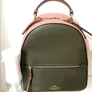 Brand new coach bag, very pretty color pink,green and brown.